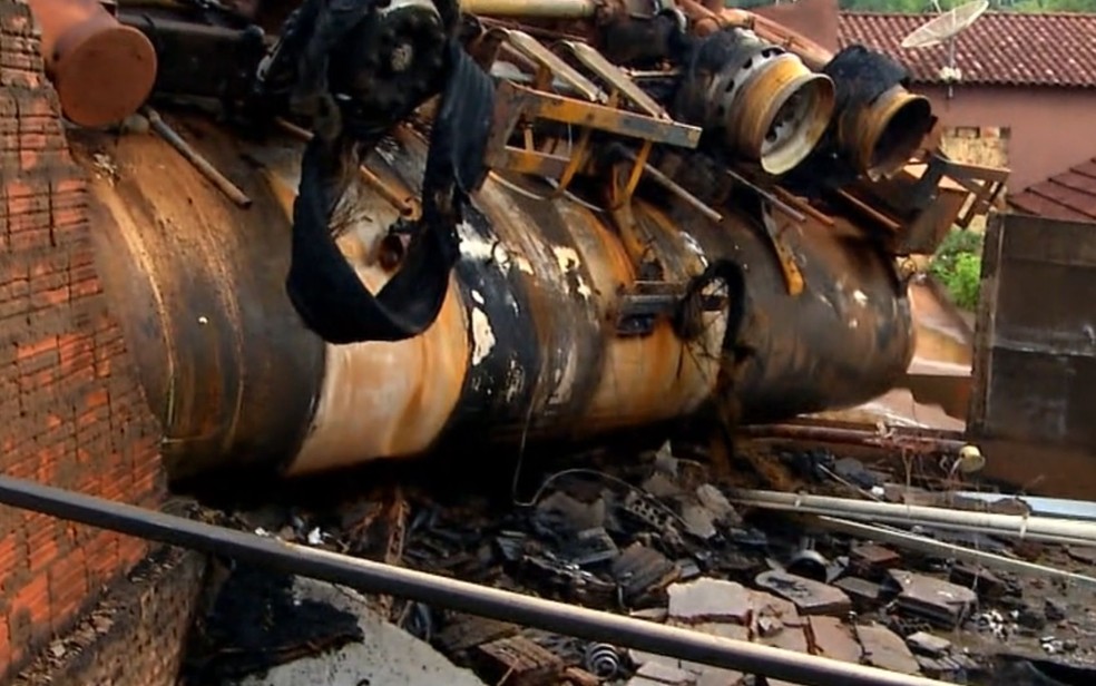 Casa atingida pelo caminhão ficou com parte do muro destruído, em Goiás — Foto: Reprodução/TV Anhanguera