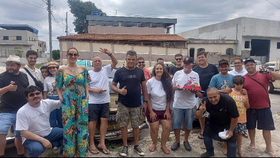 Alguns integrantes comemorando os três anos de fundação do Divino Fusca Clube — Foto: Divino Fusca Clube / Divulgação