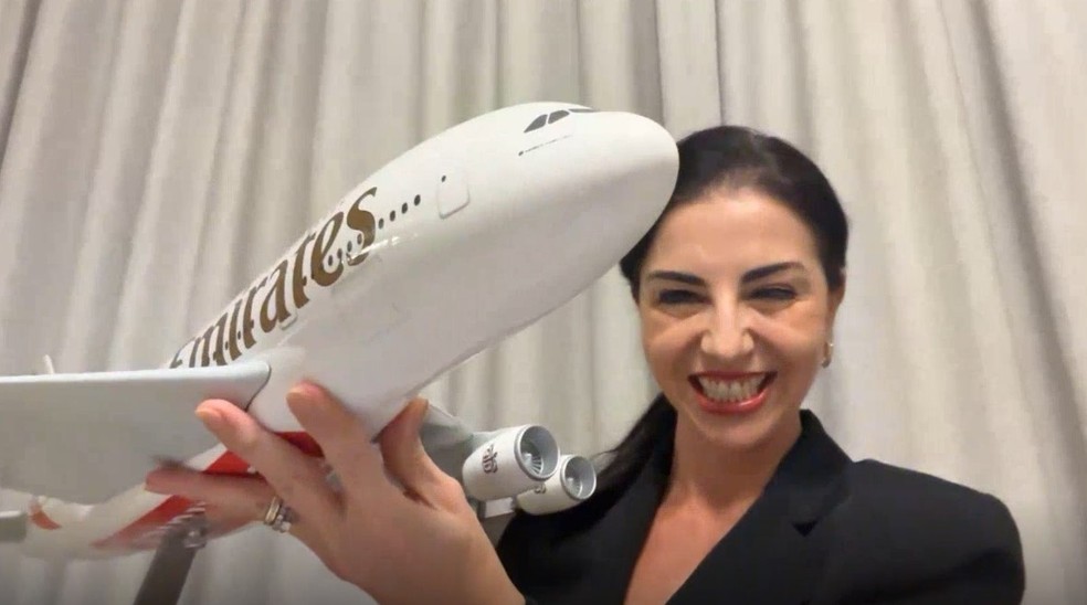 Karina Buchalla Lutkus se tornou a primeira mulher brasileira a comandar um Airbus A380 — Foto: Reprodução/g1