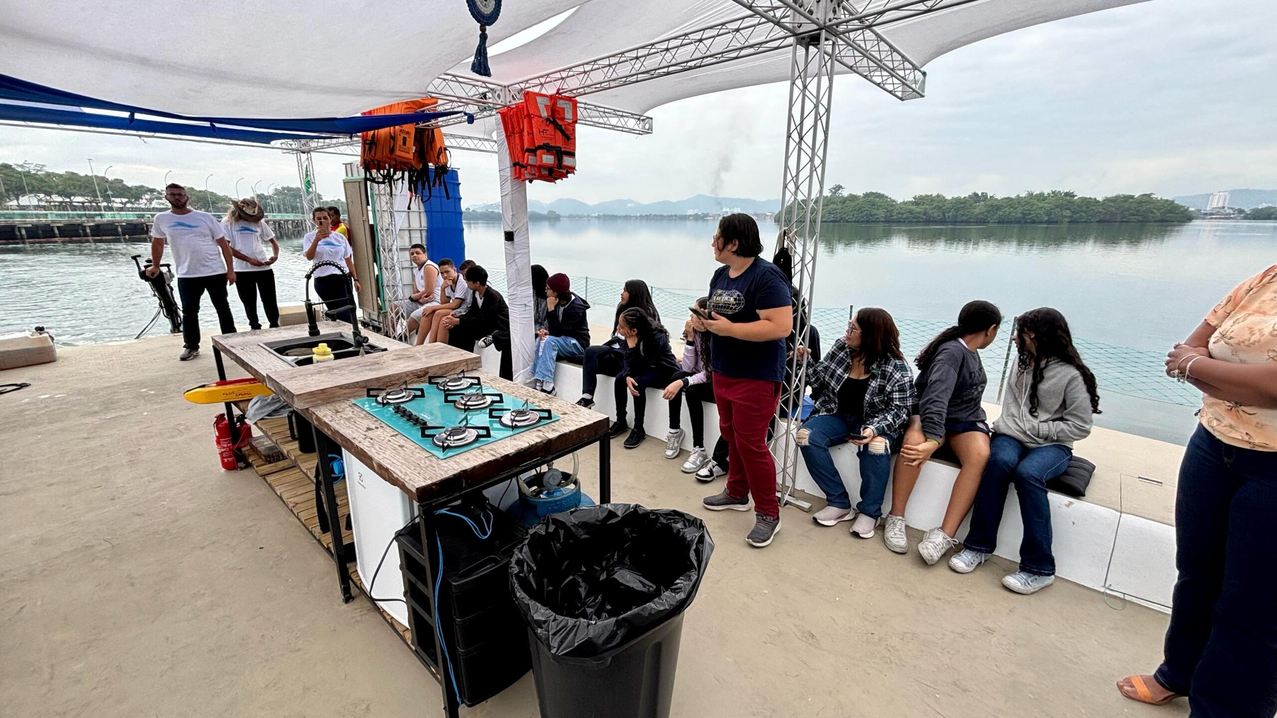 Barco-escola com aula sobre o manguezal é atração no mês do meio ambiente em Cubatão, SP; veja a programação