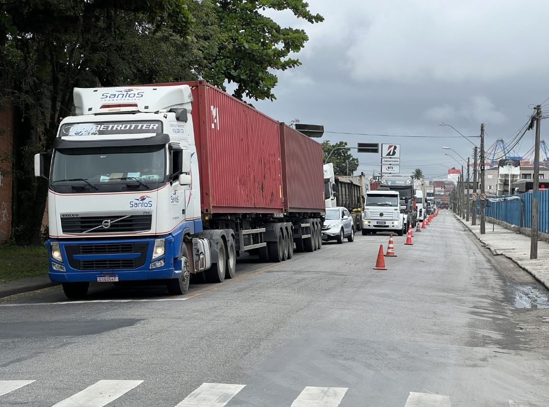 Rua do Adubo em Guarujá tem faixa reversível para melhorar fluxo no acesso ao Porto de Santos