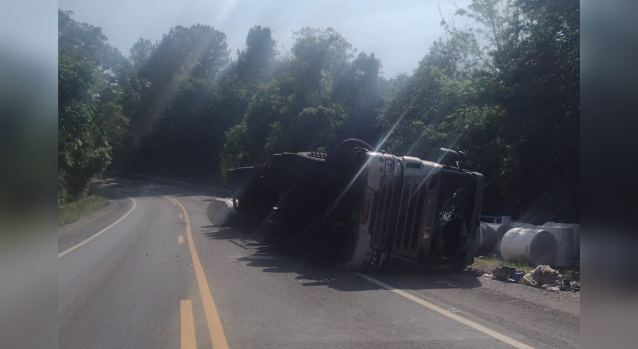 Motorista fica ferido após caminhão tombar em rodovia de Itararé