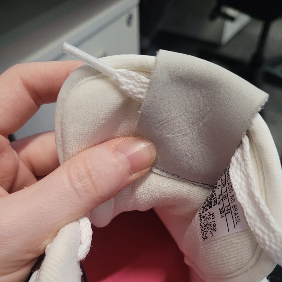 A etiqueta vazada na parte de tr�s da l�ngua do t�nis pode ser usada para passar o cadar�o. � Foto: La�s Ribeiro