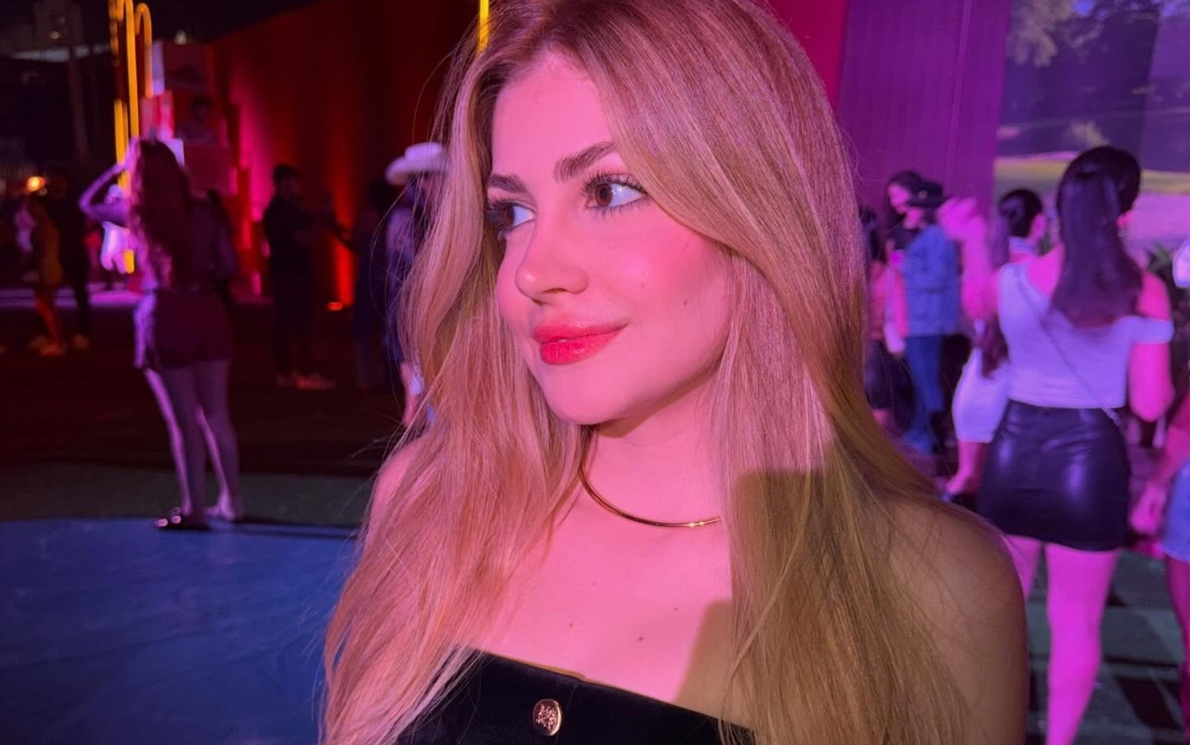 Radialista faz postagem para a filha de 23 anos que morreu de leucemia: 'Continue aparecendo em meus sonhos'