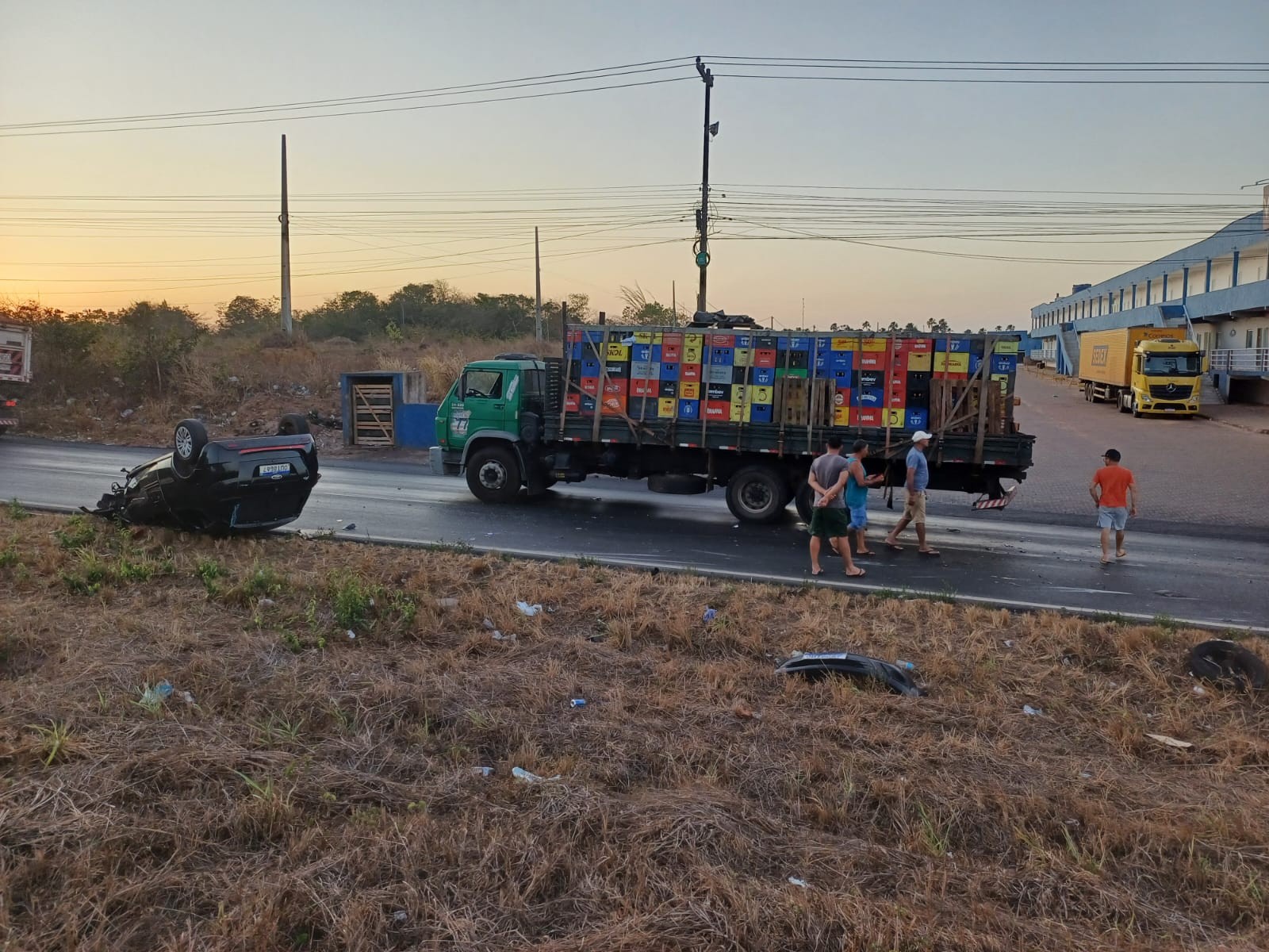 Carro capota após se envolver em acidente com caminhão de transporte de cerveja na BR-135, em SL 