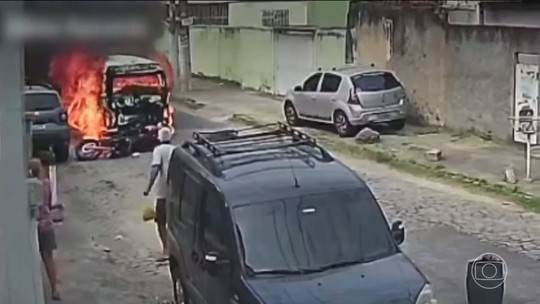 Kombi desgovernada em chamas atropela moto no Rio De Janeiro - Programa: Jornal Hoje 