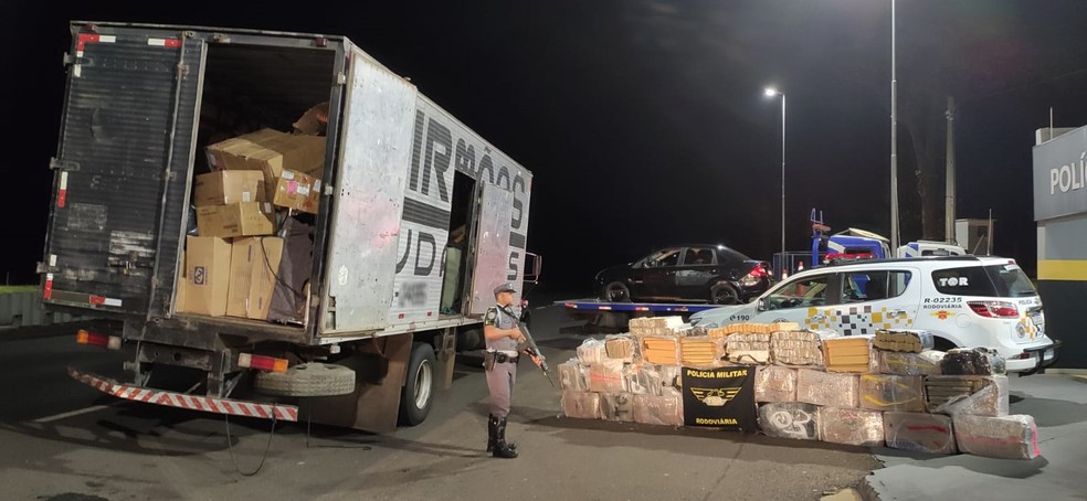 Homem é preso com uma tonelada de maconha escondida em caminhão de mudança, em Presidente Venceslau (SP) — Foto: Polícia Rodoviária