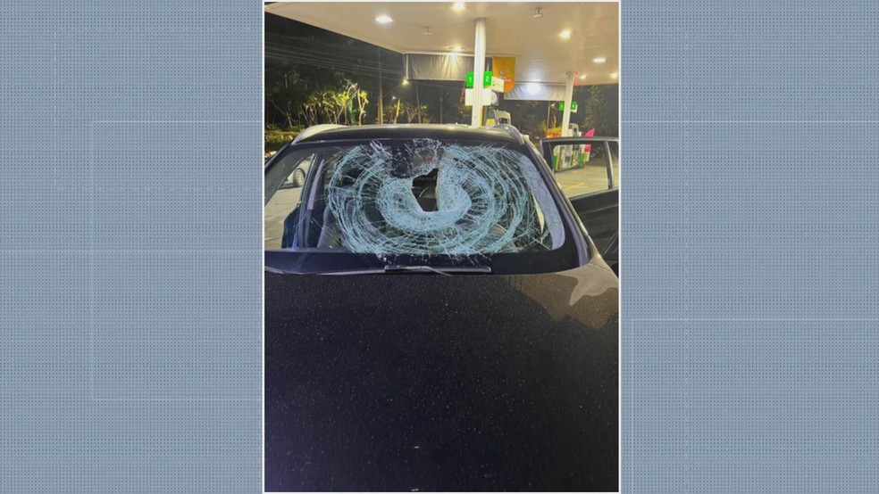 Carro teve vidro completamente destruído após ser atingido com pedra — Foto: Reprodução/TV Globo