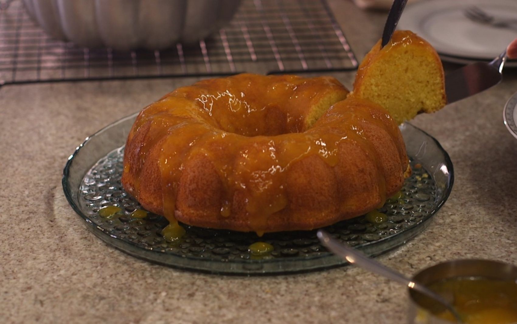 'Barato da Cozinha': aprenda a fazer bolo de fubá com laranja