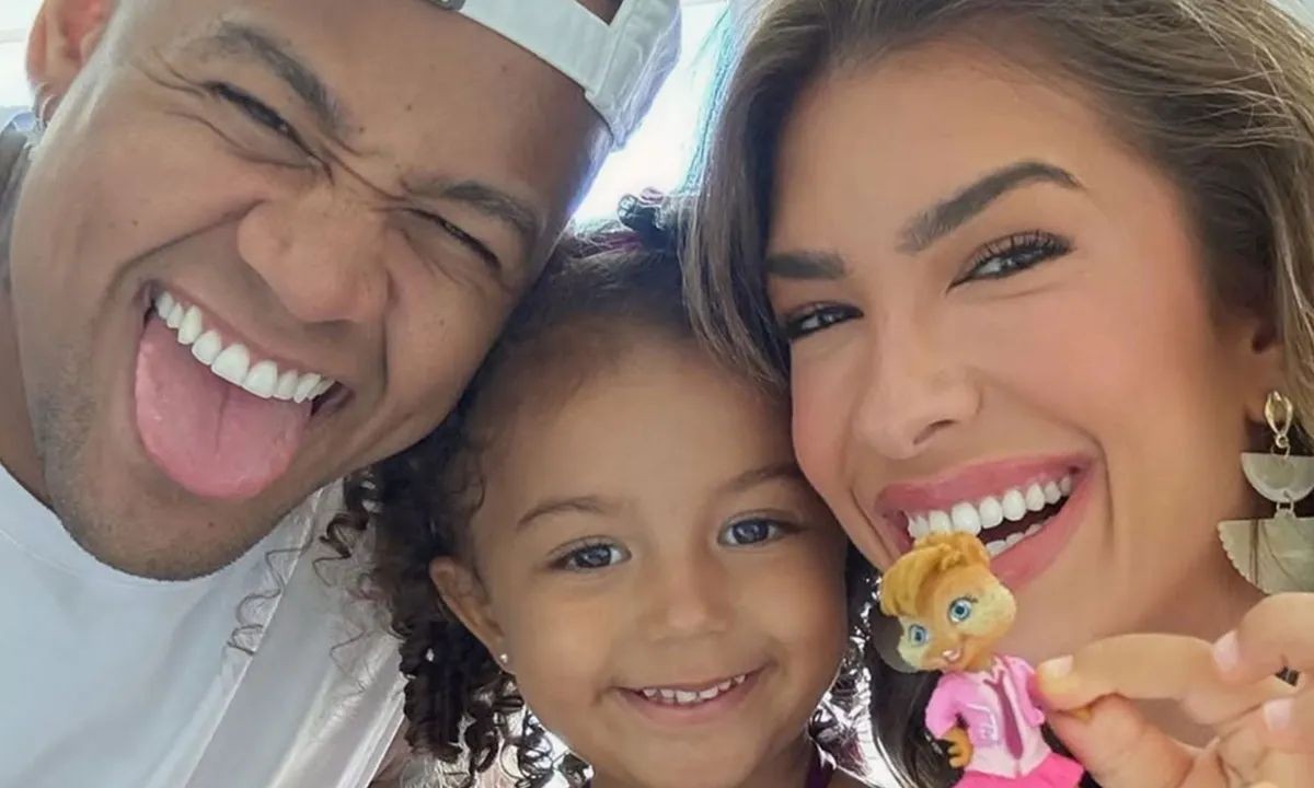 Léo Santana desabafa sobre paternidade em homenagem a Liz e emociona Lore Improta