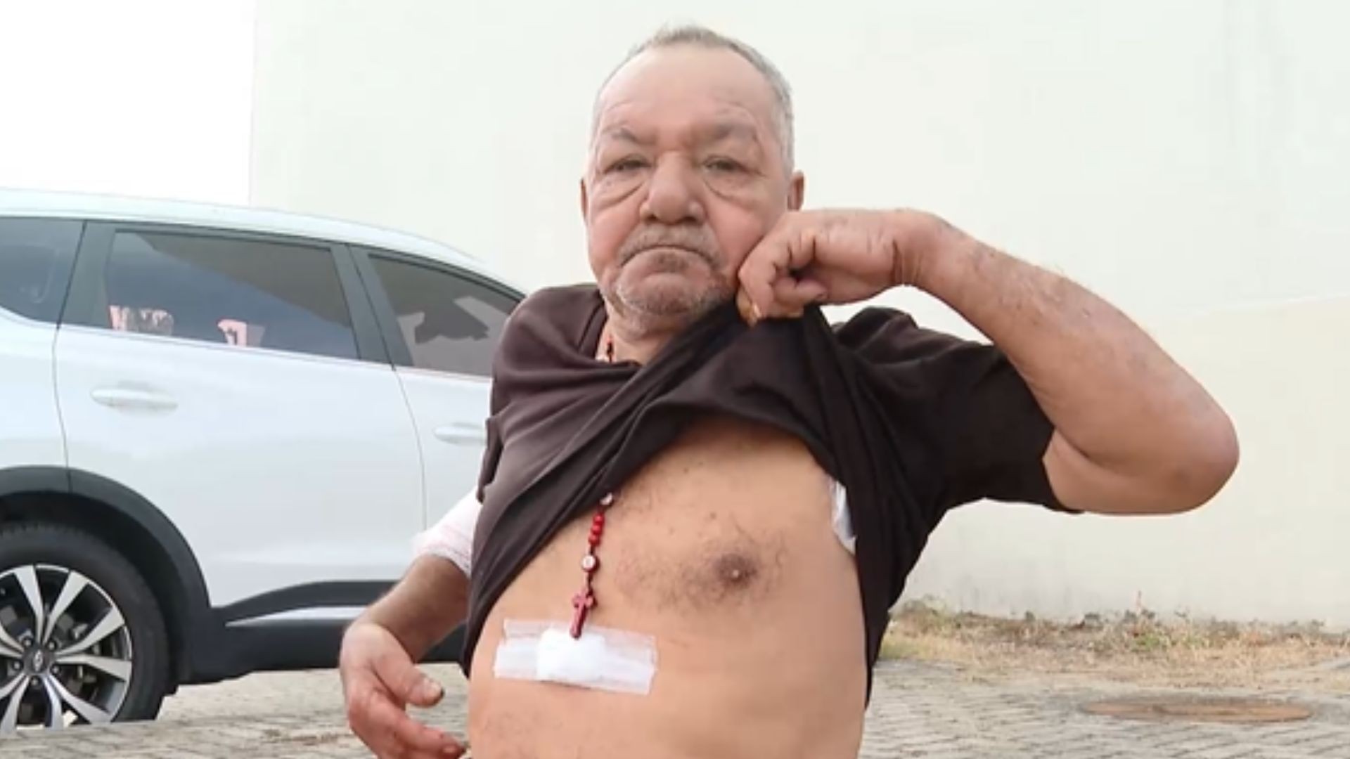 'Vi a morte na minha frente', diz aposentado esfaqueado na casa de amigo, na Serra