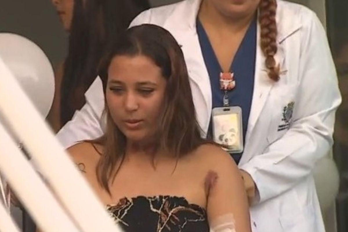 Mulher resgatada após passar 42h à deriva em alto-mar recebe alta do hospital em Ilhabela