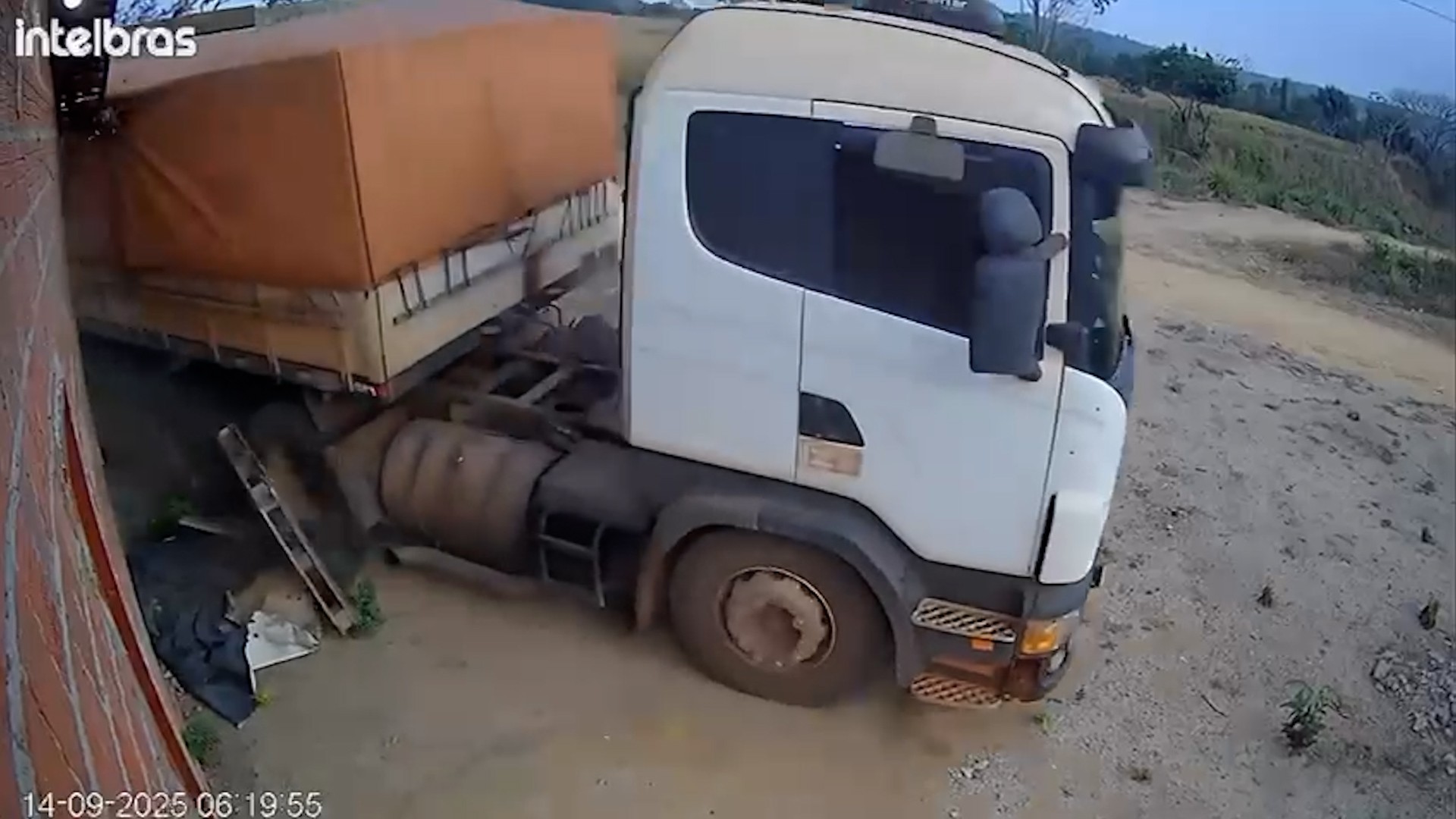 VÍDEO: carreta desgovernada invade casa e deixa três feridos no interior do MA