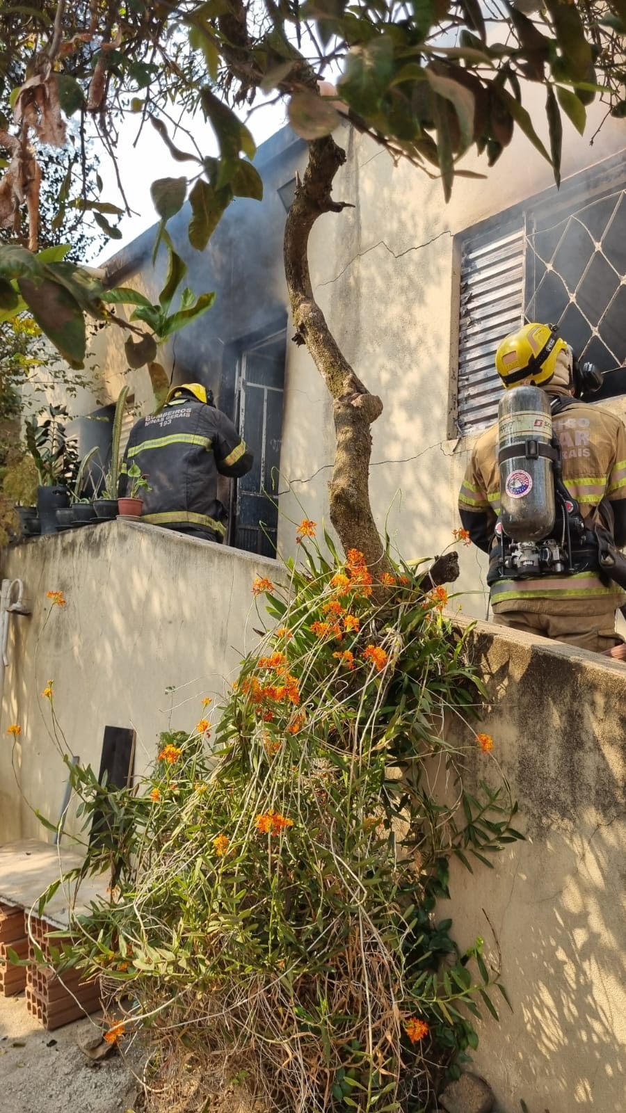 Mangueira de gás de cozinha se rompe e provoca incêndio em casa no Bairro Interlagos, em Divinópolis