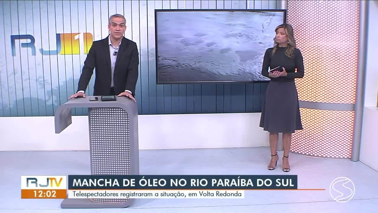Mancha de óleo é vista no Rio Paraíba do Sul, em Volta Redonda