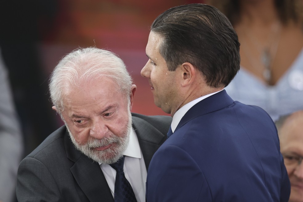 Lula e o presidente da Câmara, Hugo Motta, trocaram elogios durante encontro com deputados nesta quarta (4) — Foto: Mateus Bonomi/Agif/Estadão Conteúdo