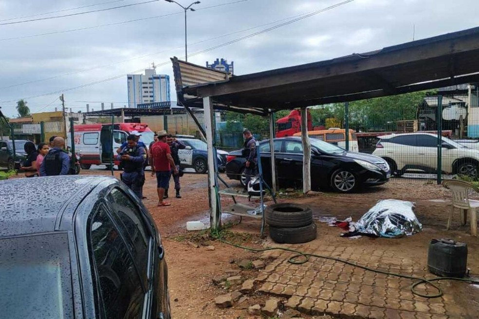 homem-morto-e-oficina Empresário é assassinado a tiros em frente à própria oficina em MT