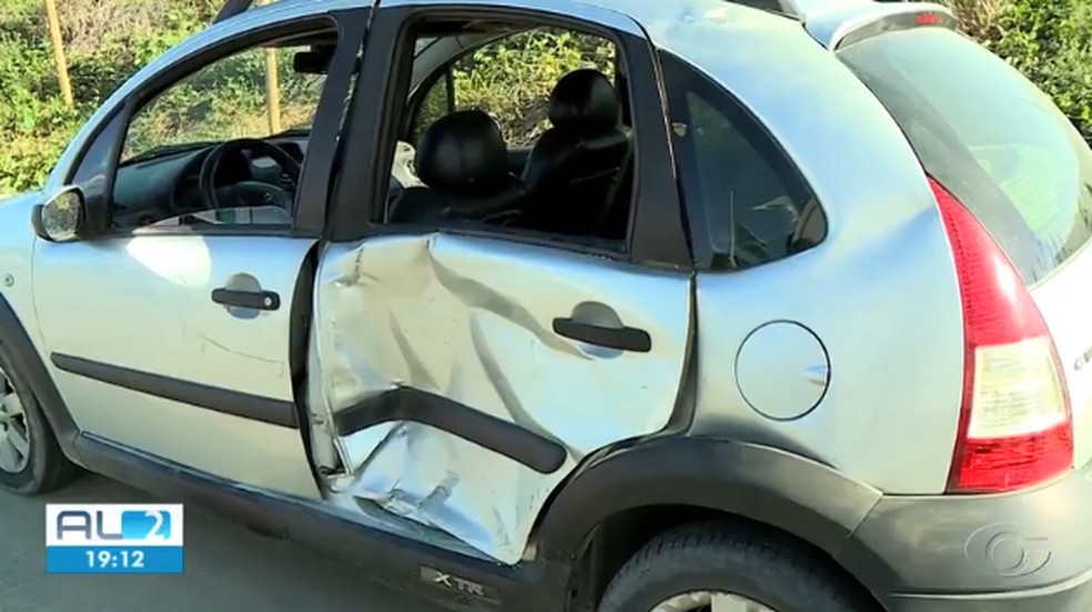 Carro de montador de andaime foi um dos seis atingidos por motorista embriagado e sem CNH em estacionamento de loja em AL — Foto: Reprodução/TV Gazeta