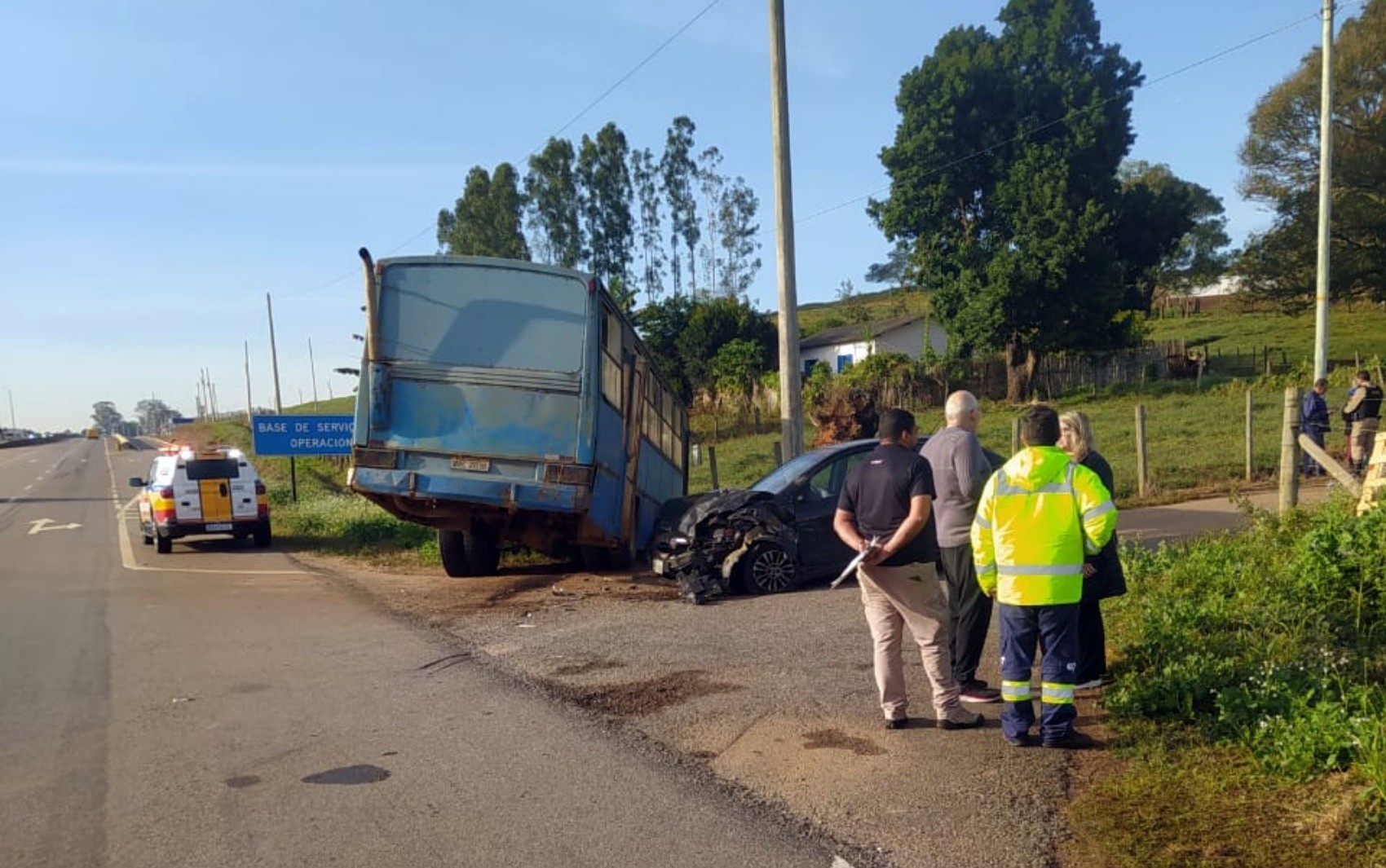 Ônibus bate em carro e deixa cinco pessoas feridas na MGC-491, em Três Corações, MG