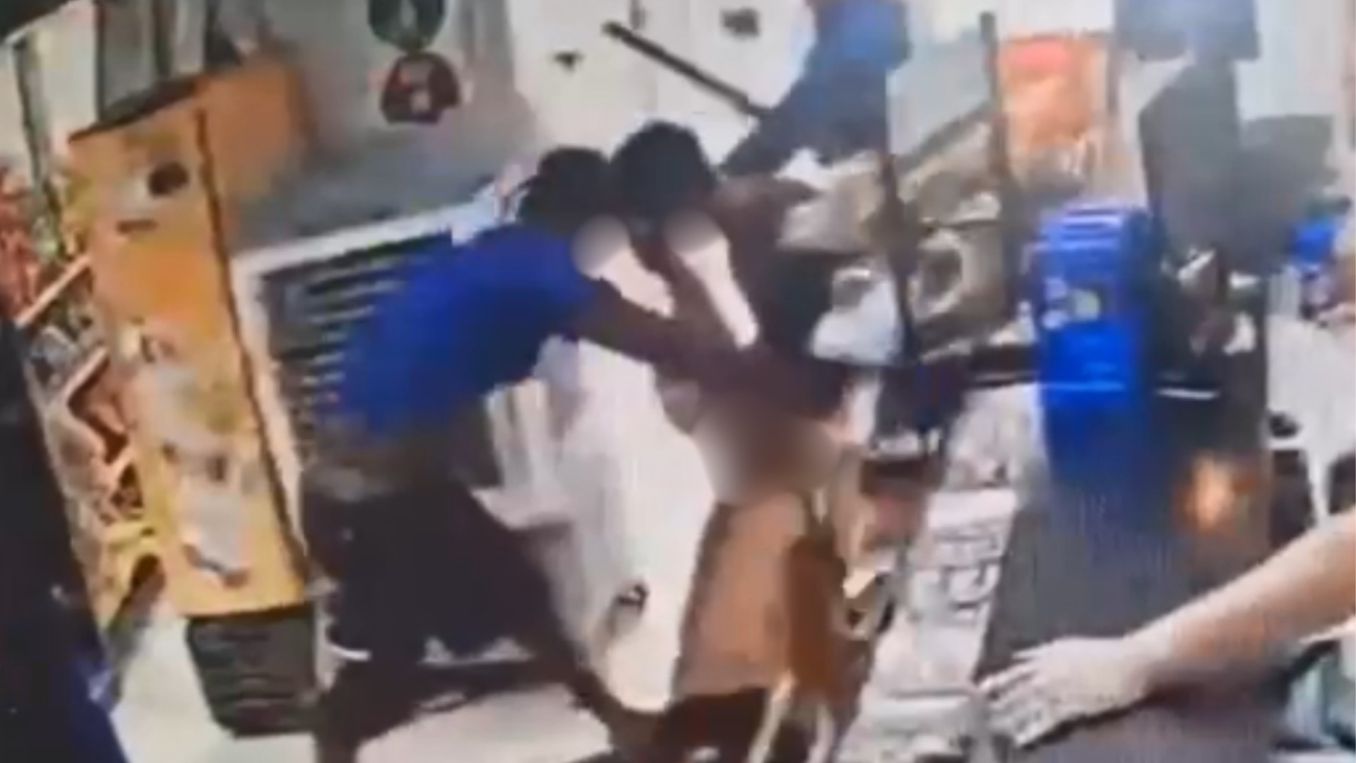 Vídeo mostra momento em que homem é agredido a pauladas dentro de comércio em Rio Preto