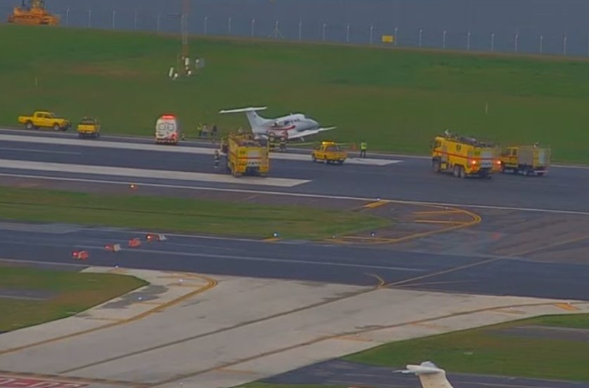 Avião de pequeno porte sai da pista no Santos Dumont