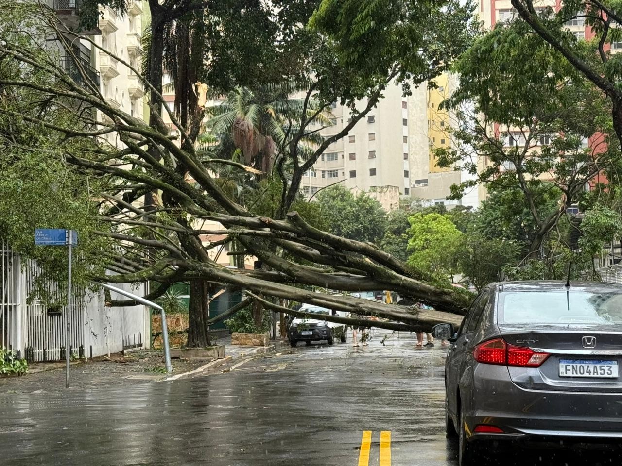 Chuva deixa capital em estado de atenção para alagamentos nesta quarta; 36 mil imóveis estão sem luz na Grande SP