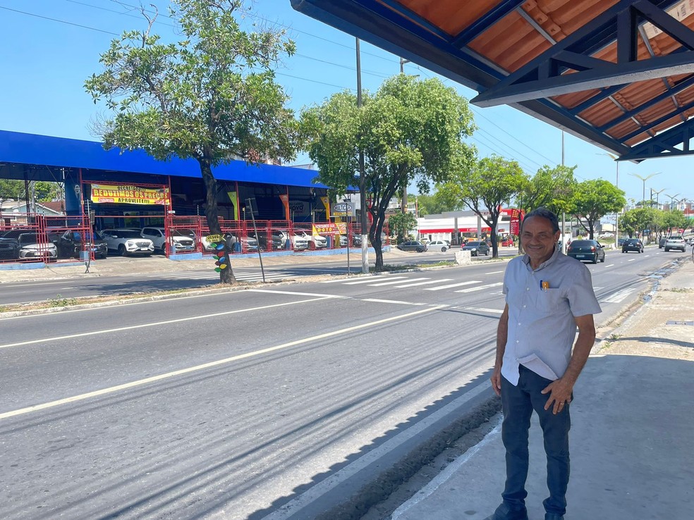 O autônomo Fábio Nery revela dificuldades para atravessar Cosme Ferreira. — Foto: Bianca Fatim/g1 AM