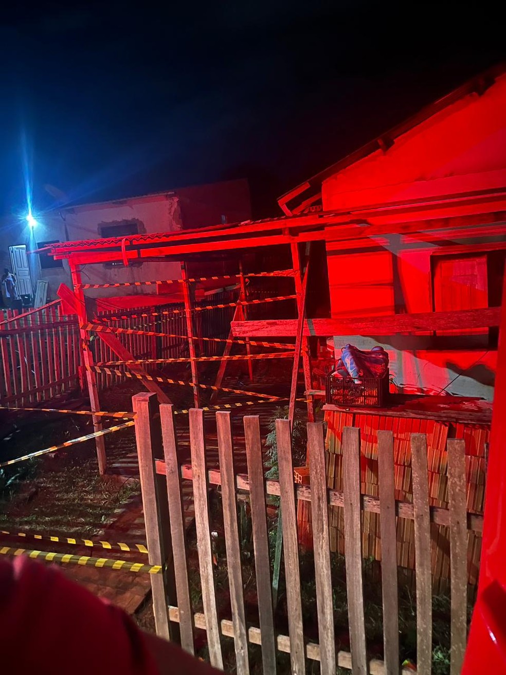 Local precisou ser isolado por conta de risco de queda do telhado — Foto: Asscom/Corpo de Bombeiros