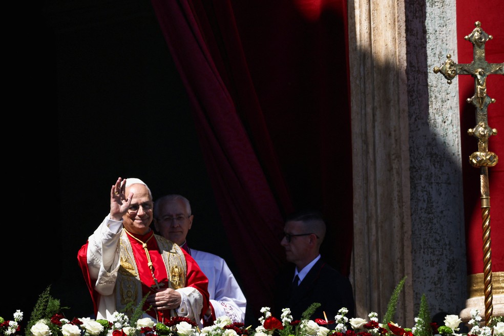 Papa Leão XIV gesticula em sacada principal da Basílica de São Pedro antes de proferir sua mensagem 'Urbi et Orbi' durante missa de Páscoa no Vaticano em 5 de abril de 2026. — Foto: REUTERS/Matteo Minnella