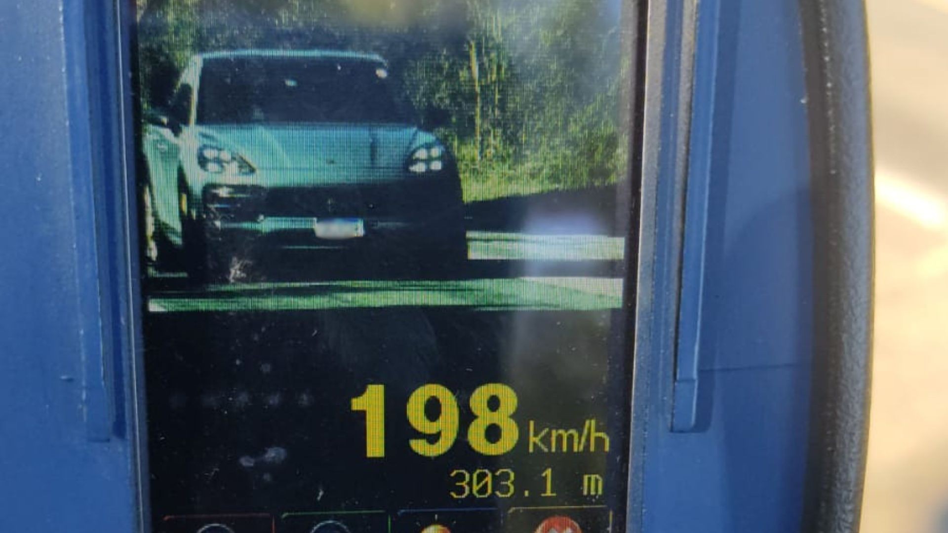 Porsche é flagrado a 198 km/h na BR-290 e motorista leva multa de quase R$ 1 mil