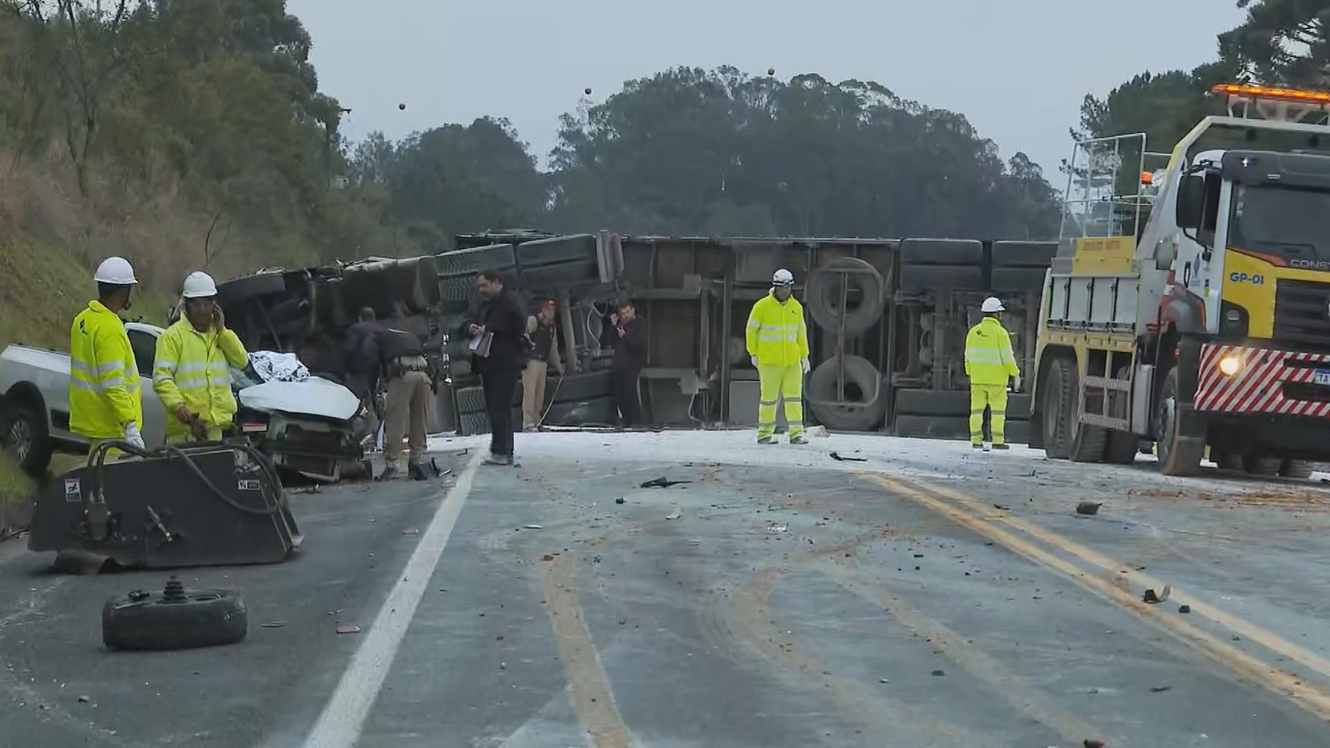 Um morre e dois ficam feridos após batida envolvendo dois carros e um caminhão no Contorno Norte de Curitiba