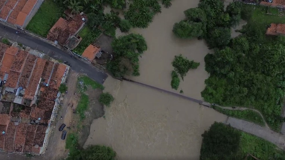 Imagens de drone mostram como a região ficou após rio transbordar. — Foto: Imagens cedidas por Kevin Leite