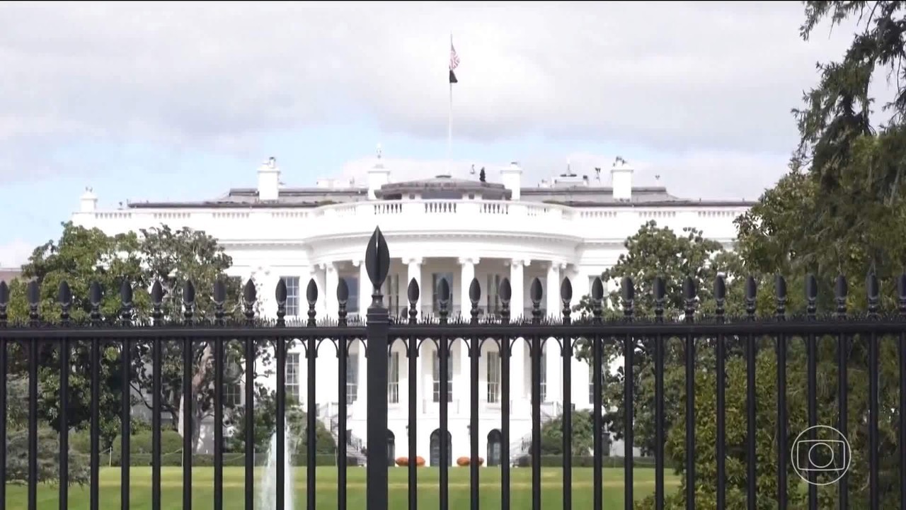 Como havia prometido, Trump assina ordem executiva incentivando o uso de canudos de plástico