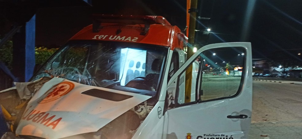 Homem furta viatura do Samu e colide em passarela de terminal do Porto de Santos — Foto: Reprodução