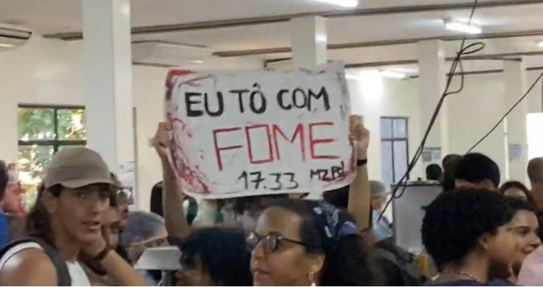 Estudantes realizam protesto contra aumento do preço do restaurante universitário da UFPB, em João Pessoa