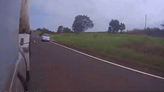 Câmera flagra momento em que motorista suspeito de dormir ao volante bate em carreta e capota na Raposo Tavares no interior de SP