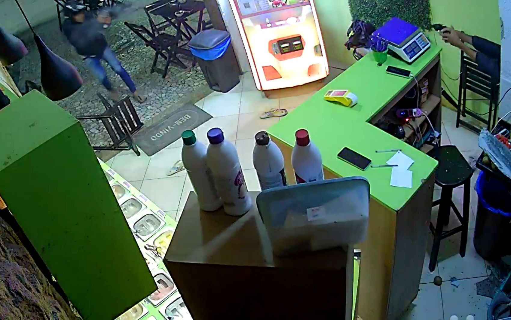 Homem é morto a tiros em loja de açaí em Porto da Folha