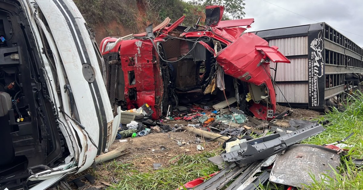 Motorista morre em batida de frente entre caminhões de gado e de sorvete na MG-285