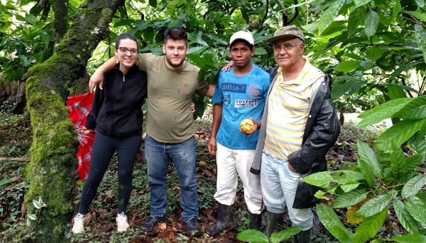 Adriana e Leandro em uma de suas visitas as plantações de Cacau — Foto: LaBarr Chocolate de Origem