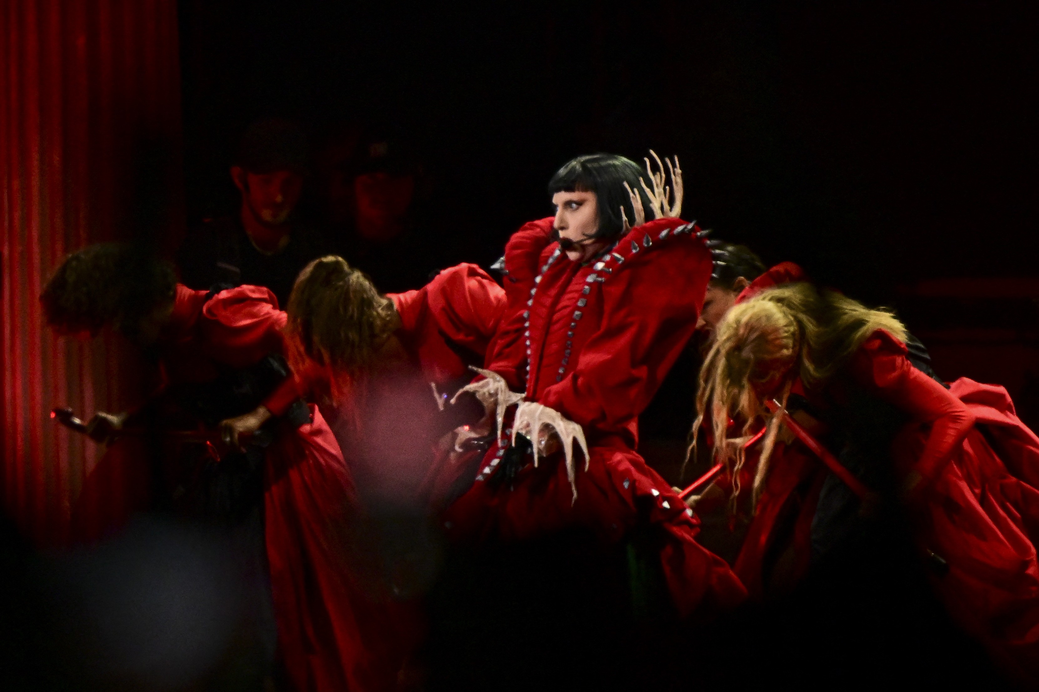 Multidão faz homenagem à Lady Gaga em ritmo de carnaval e performance após o show da cantora viraliza