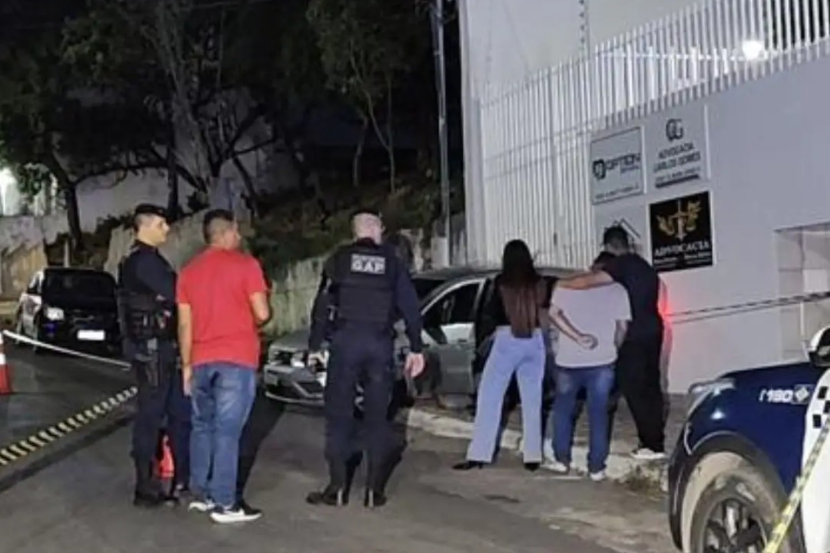 Homem é morto a tiros dentro de carro e namorada sai ilesa em MT