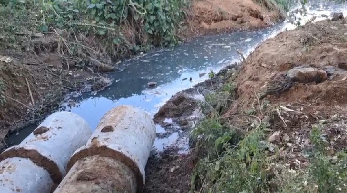 Moradores denunciam esgoto a céu aberto e obra inacabada em rua de Itaperuna