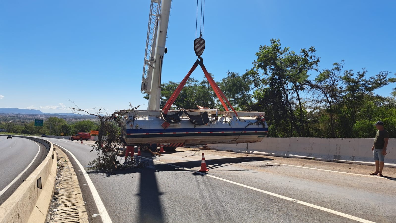 Tanque de caminhão carregado com combustíveis que tombou na BR-135 é removido