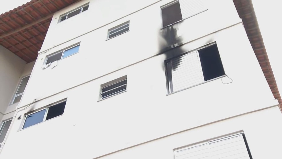 Apartamento que pegou fogo ficava no 2° andar de um dos prédios do condomínio — Foto: Reprodução/TV Bahia