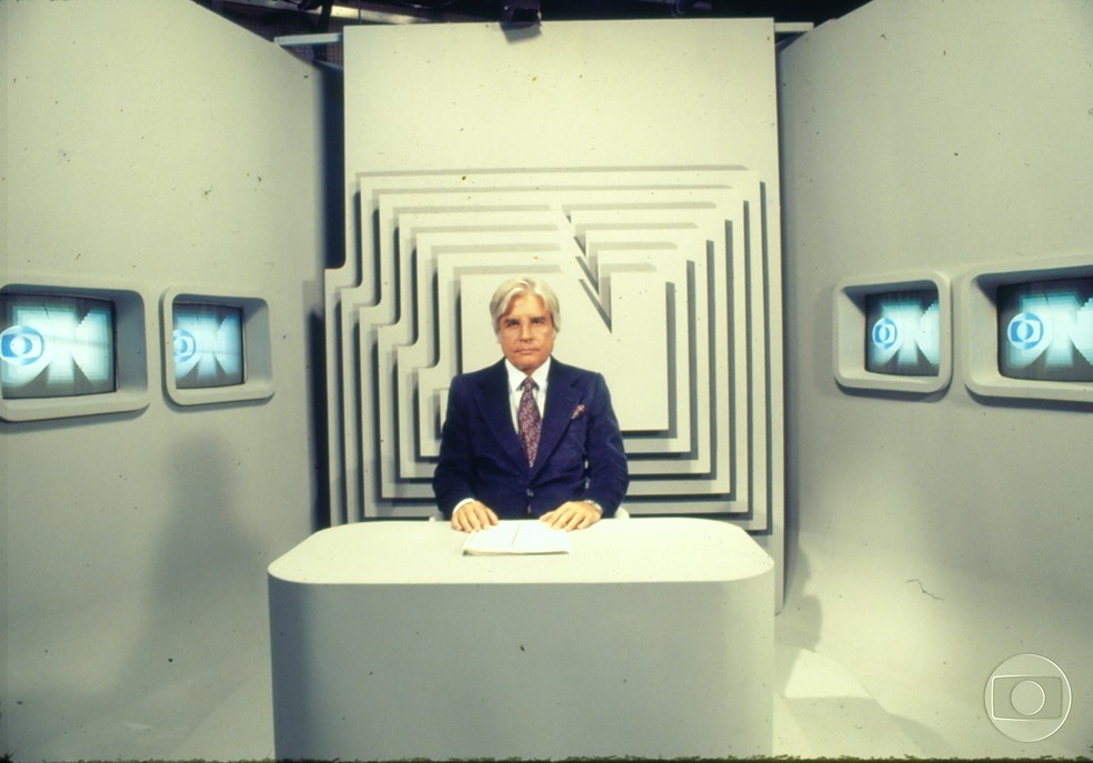 No final da década de 70, Cid Moreira na bancada — Foto: Acervo TV Globo