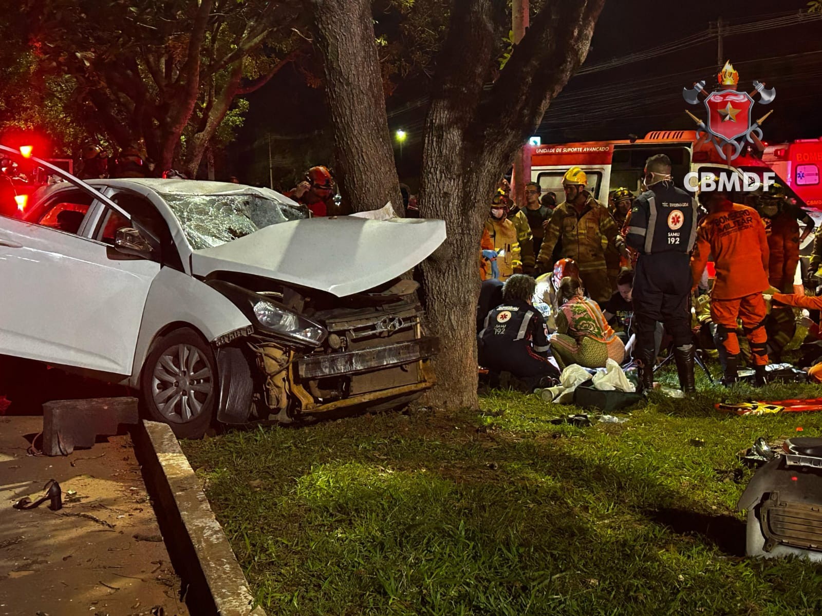 Homem morre após carro bater em árvore no Setor de Clubes Sul, no DF
