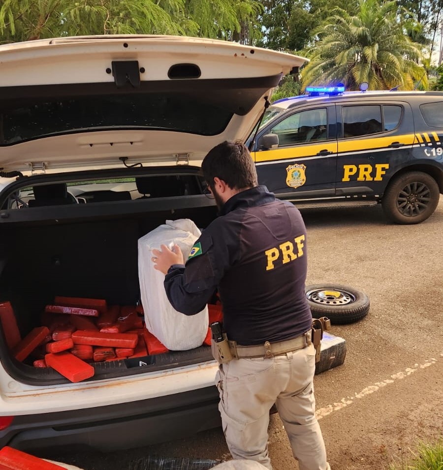 Motorista acelera carro ao ver viatura da PRF e é preso com mais de 300 kg de maconha na BR-365 em MG