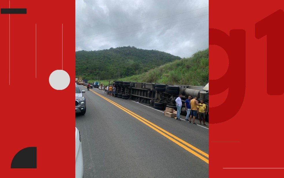 Carreta carregada de biscoitos tombou na BR-101, no extremo sul da Bahia — Foto: Reprodução/Redes sociais