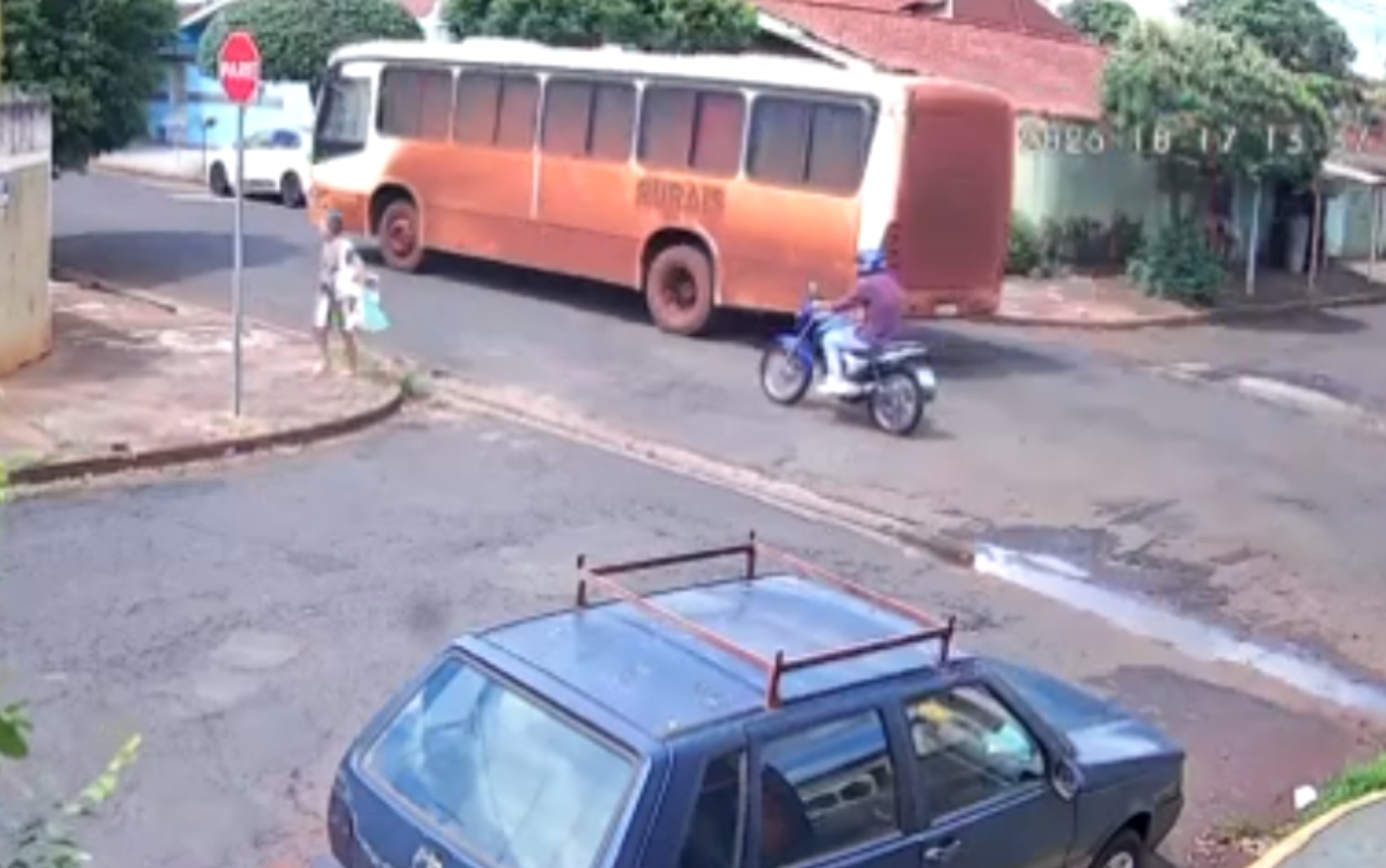Motociclista morre após bater em moto estacionada e ser atropelado por ônibus em Guaíra, SP