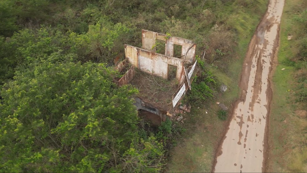 Bento Rodrigues, em Mariana, dez anos após rompimento da barragem da Samarco — Foto: Thâmer Pimentel/ TV Globo